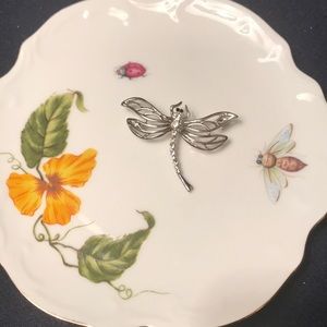 Silver metal dragonfly pin